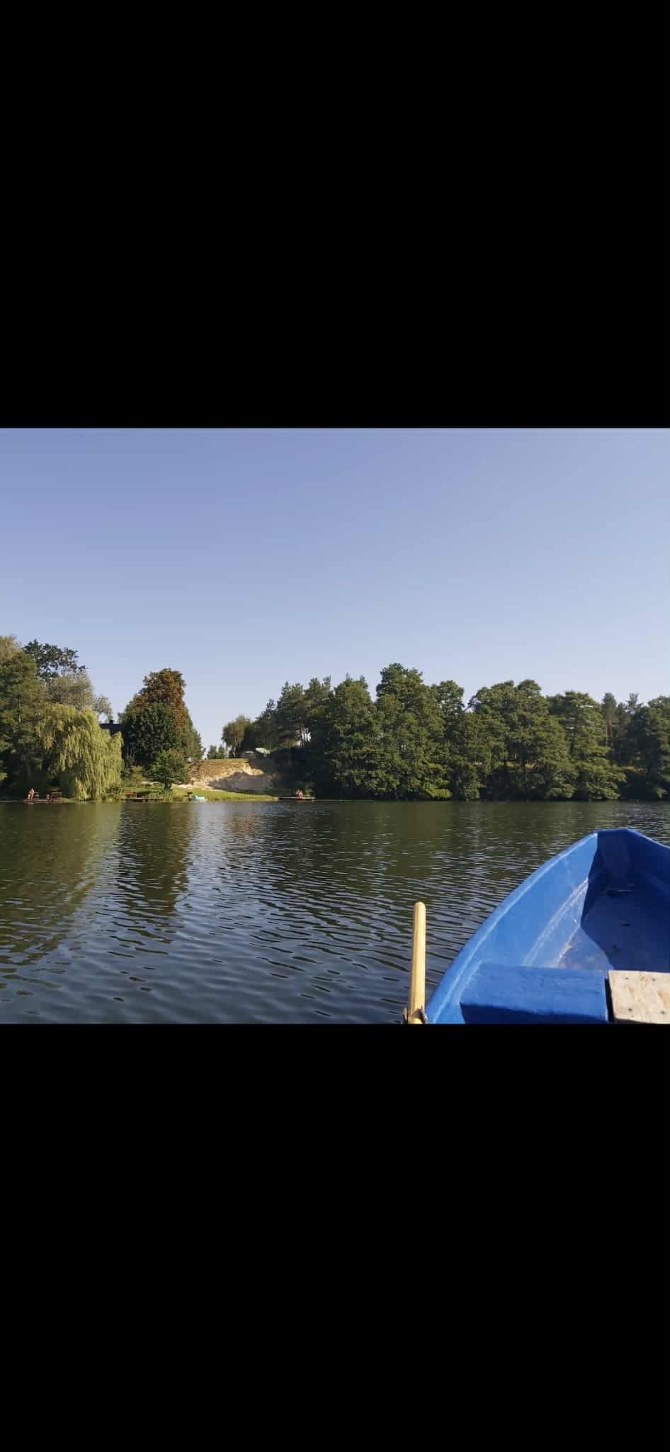 Brzeg jeziora z dostępem do wody i łódek