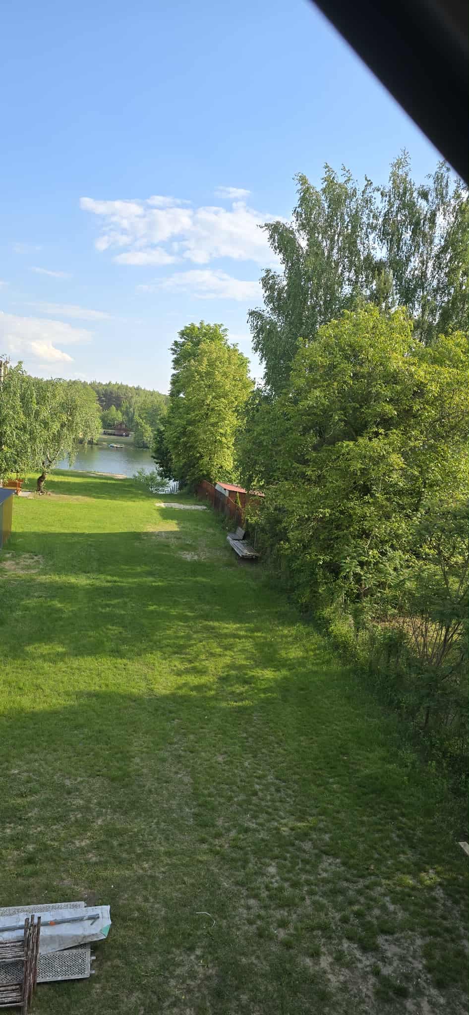 Droga wiodąca przez zielony teren kempingu