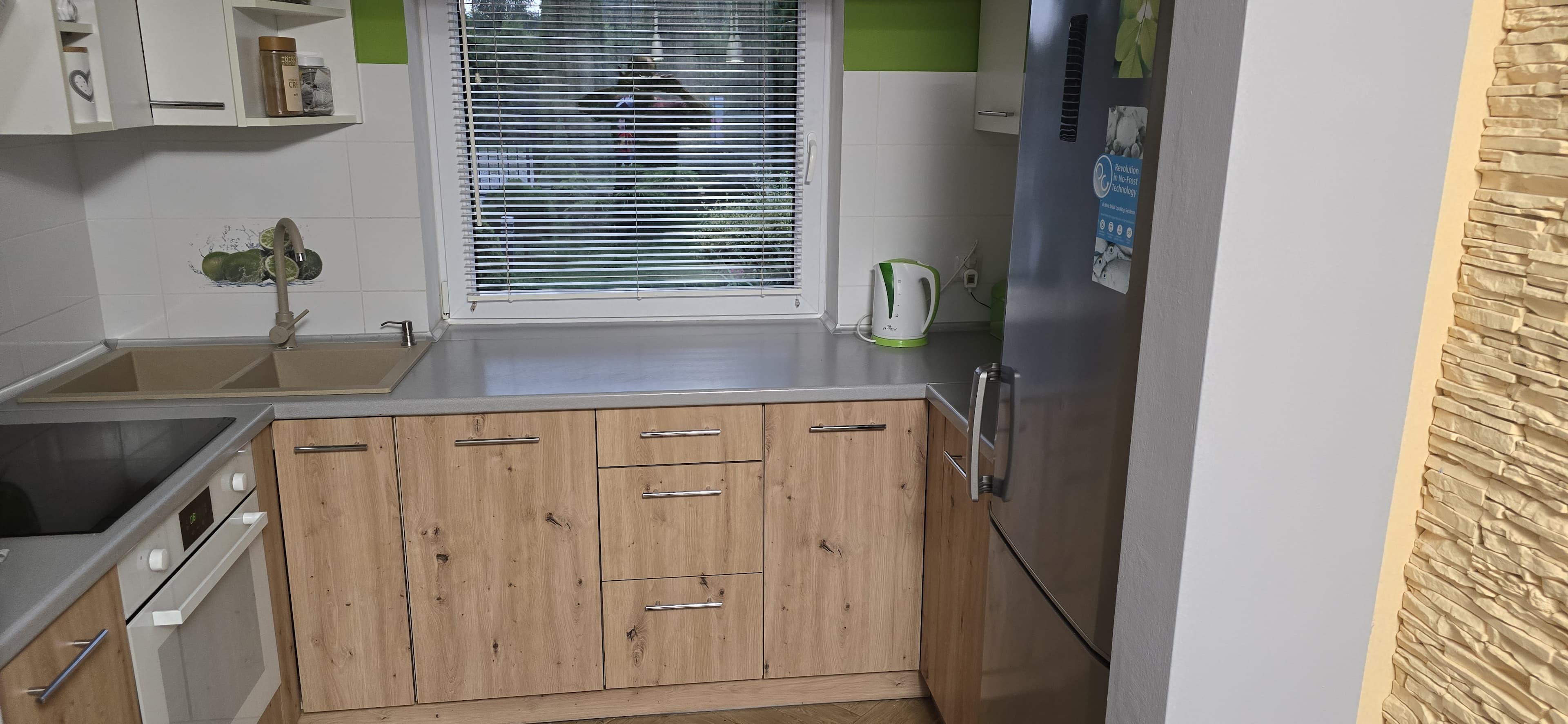 Nowoczesny aneks kuchenny z drewnianymi szafkami