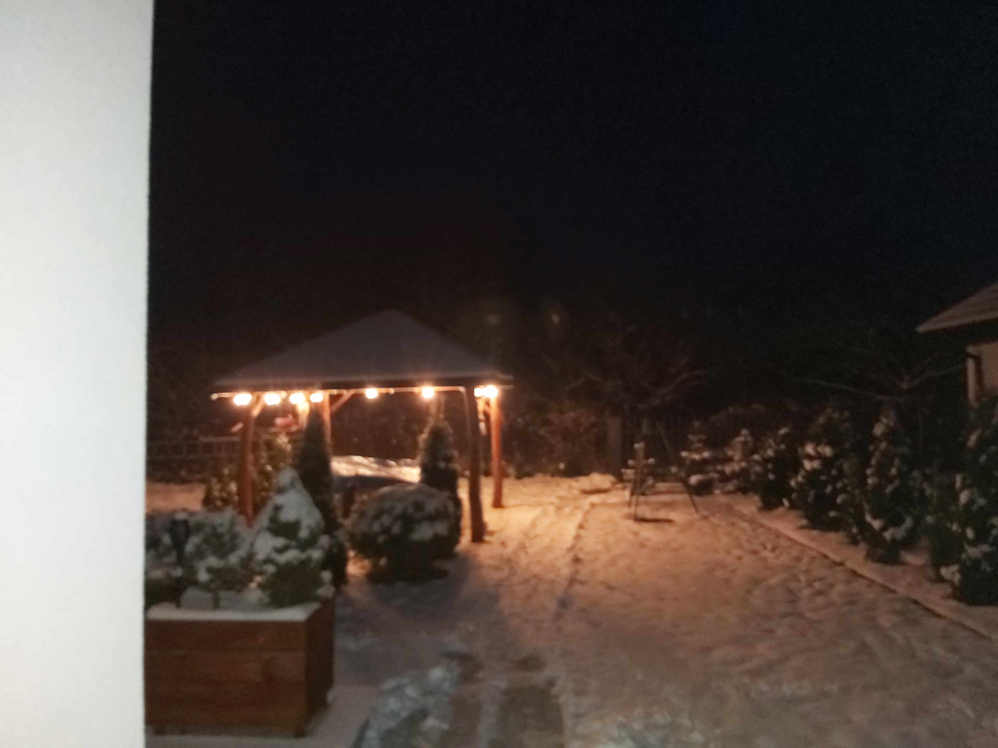 Ogród i taras zimą, oświetlony