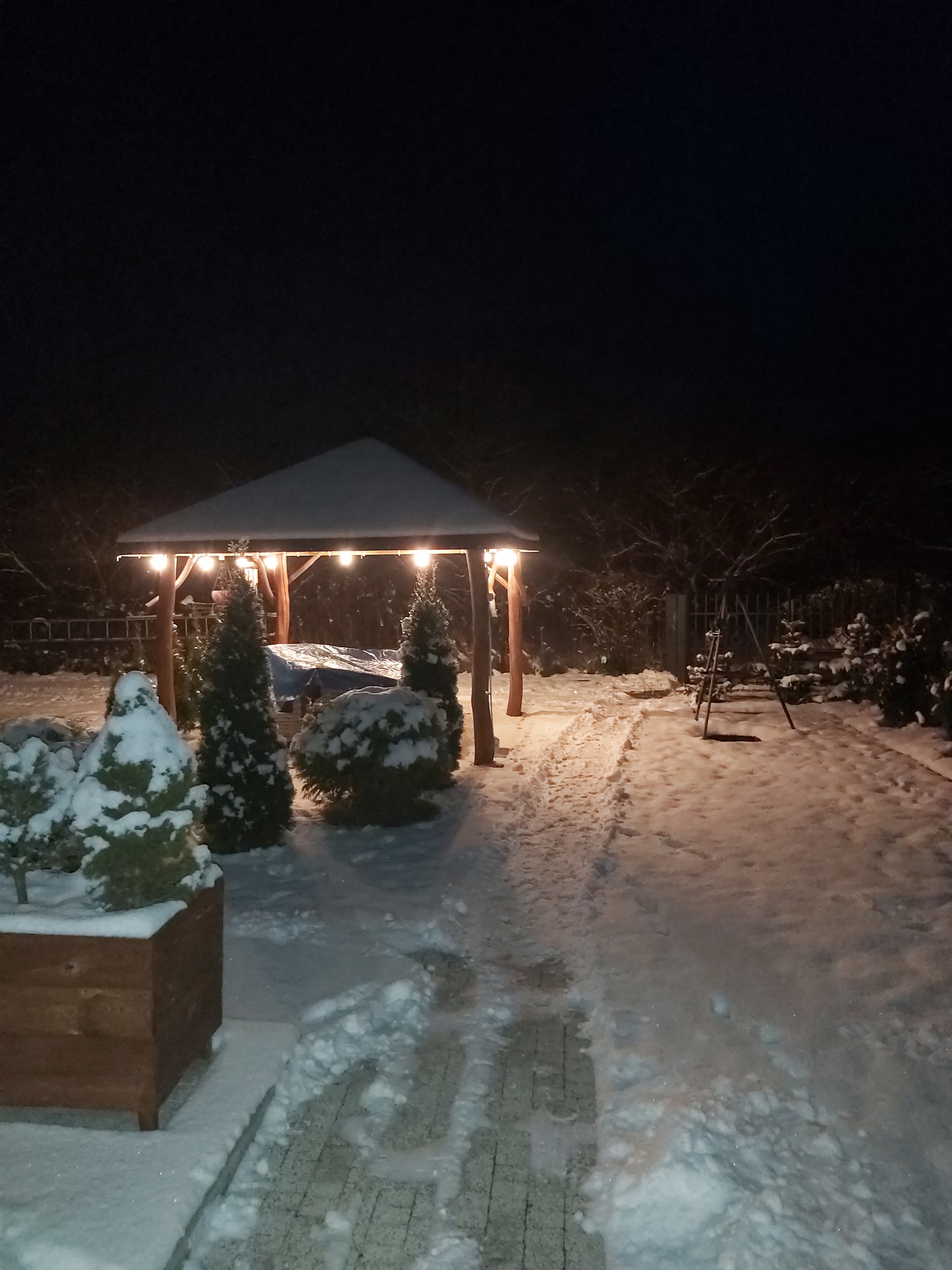 Domek i ogród zimą, widok z zewnątrz