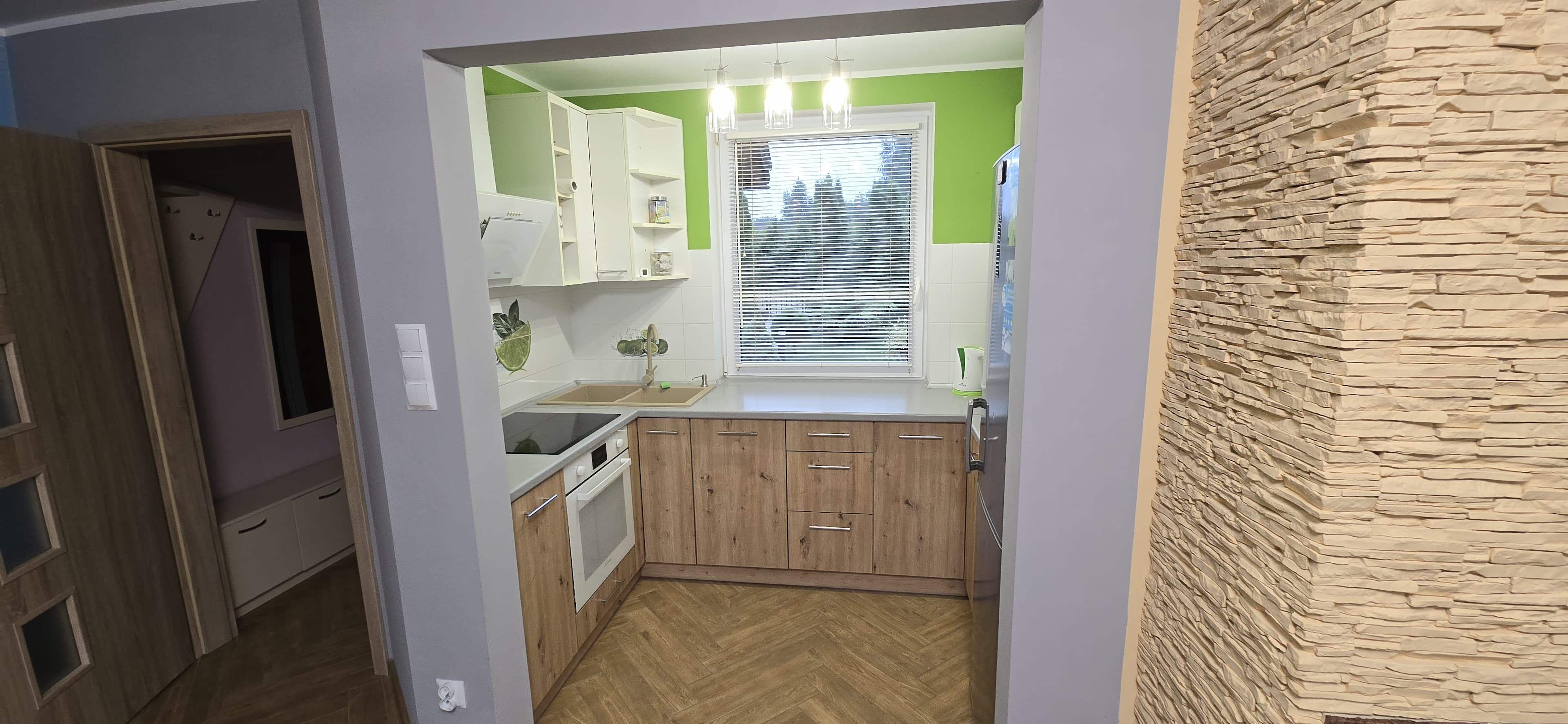Widok na kuchnię, oraz ogród