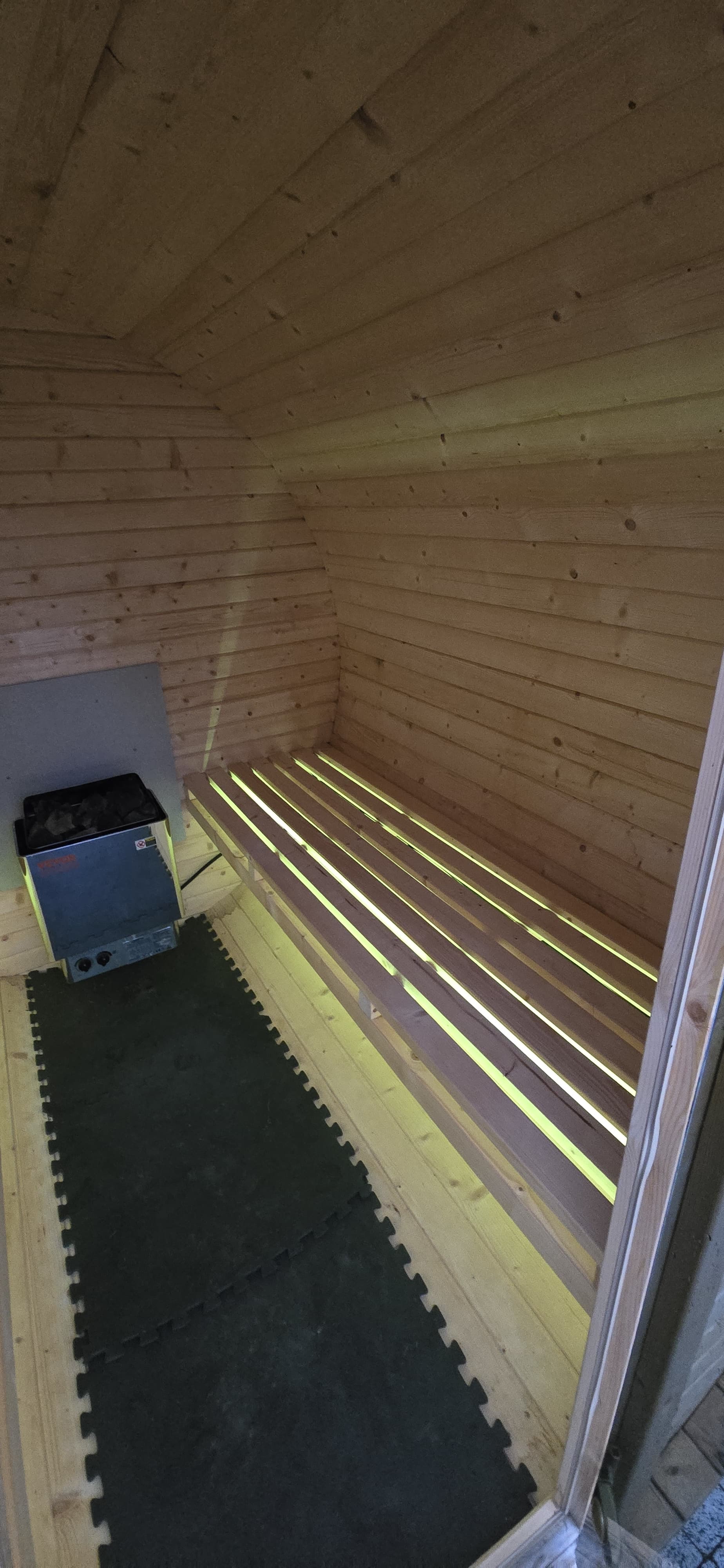 Wnętrze sauny z drewnianymi ławkami